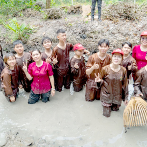 Team Building: Tát Mương Bắt Cá